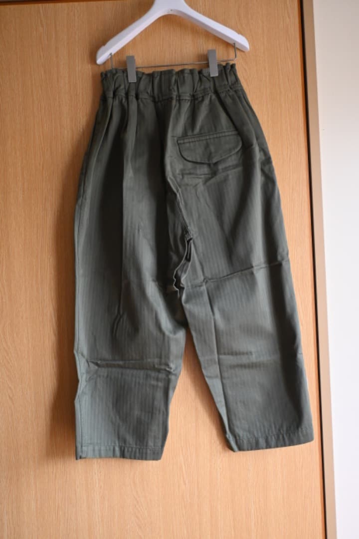タグ付き. FIRMUM カーキパンツ. ヘリンボーン