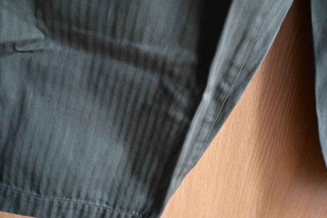 タグ付き. FIRMUM カーキパンツ. ヘリンボーン