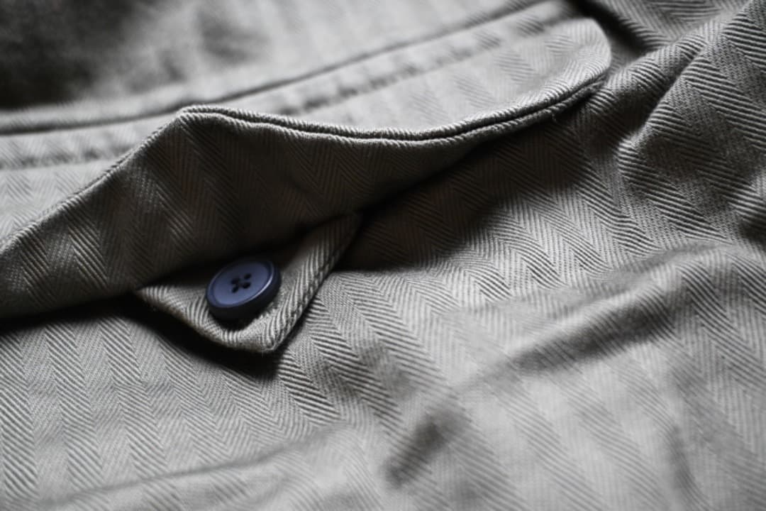 タグ付き. FIRMUM カーキパンツ. ヘリンボーン