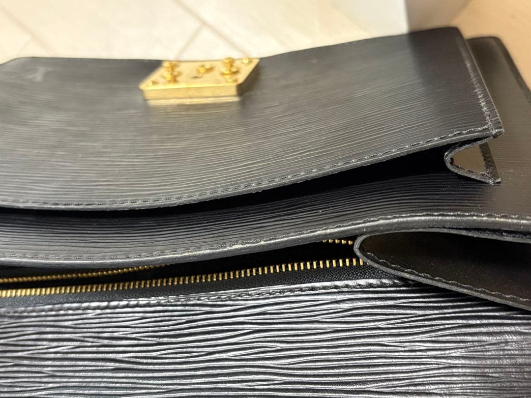 黒 レザー ビジネスバッグ ゴールド金具