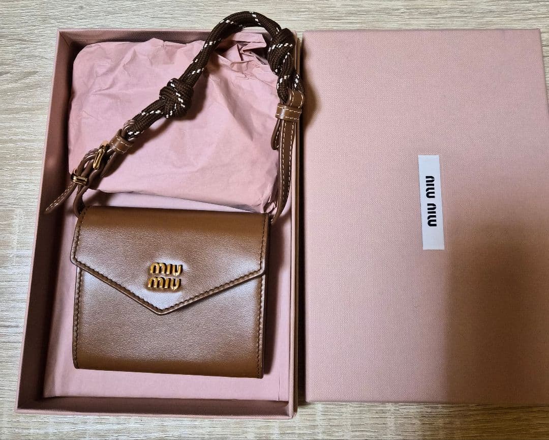 MIU MIU　レザーショルダーストラップ　財布
