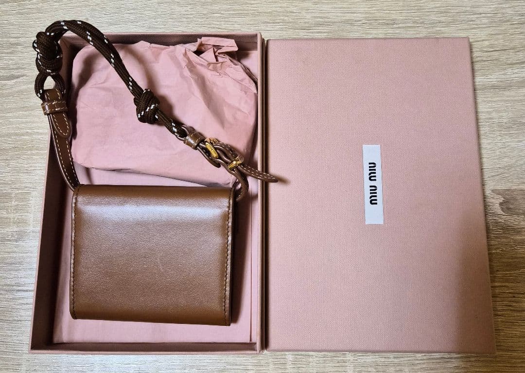 MIU MIU　レザーショルダーストラップ　財布