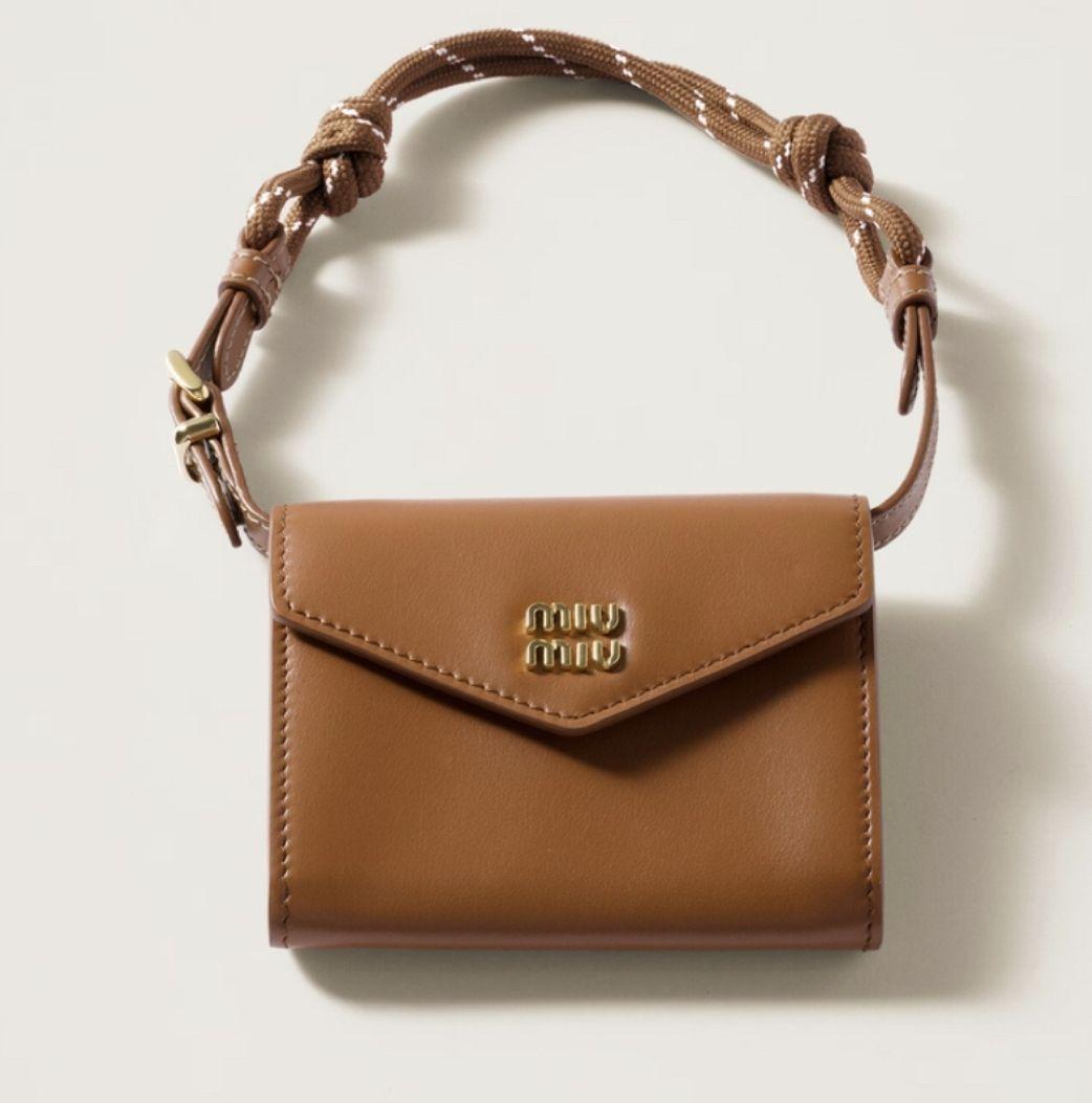 MIU MIU　レザーショルダーストラップ　財布