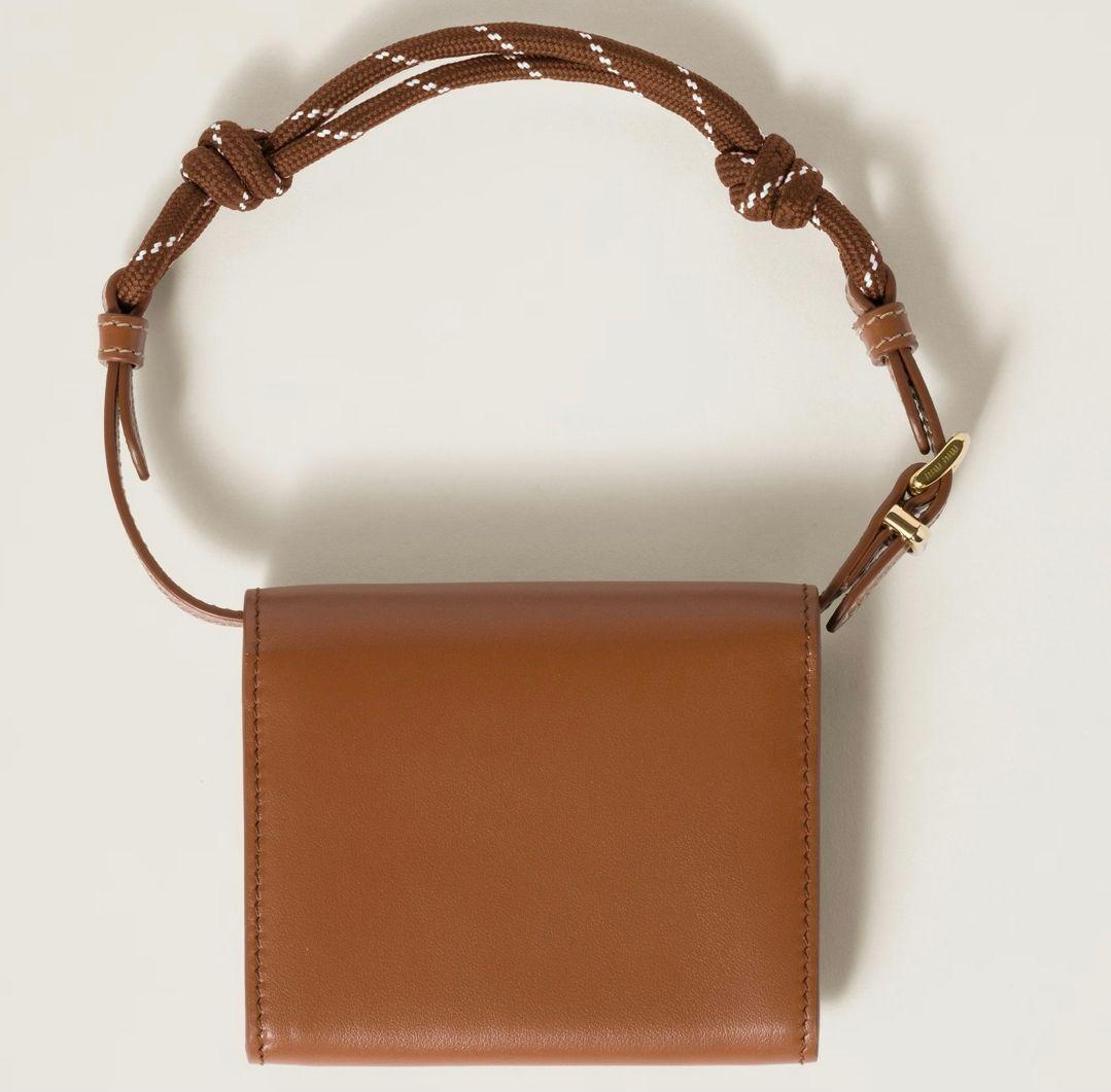 MIU MIU　レザーショルダーストラップ　財布