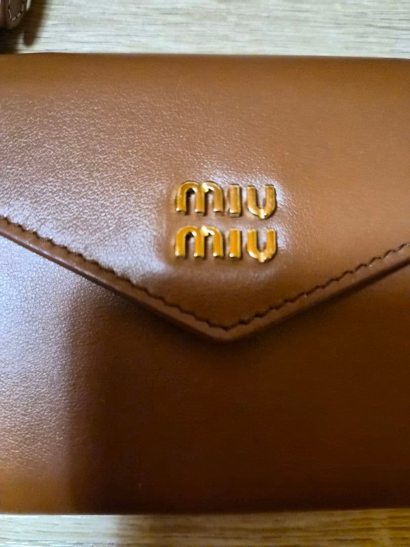 MIU MIU　レザーショルダーストラップ　財布