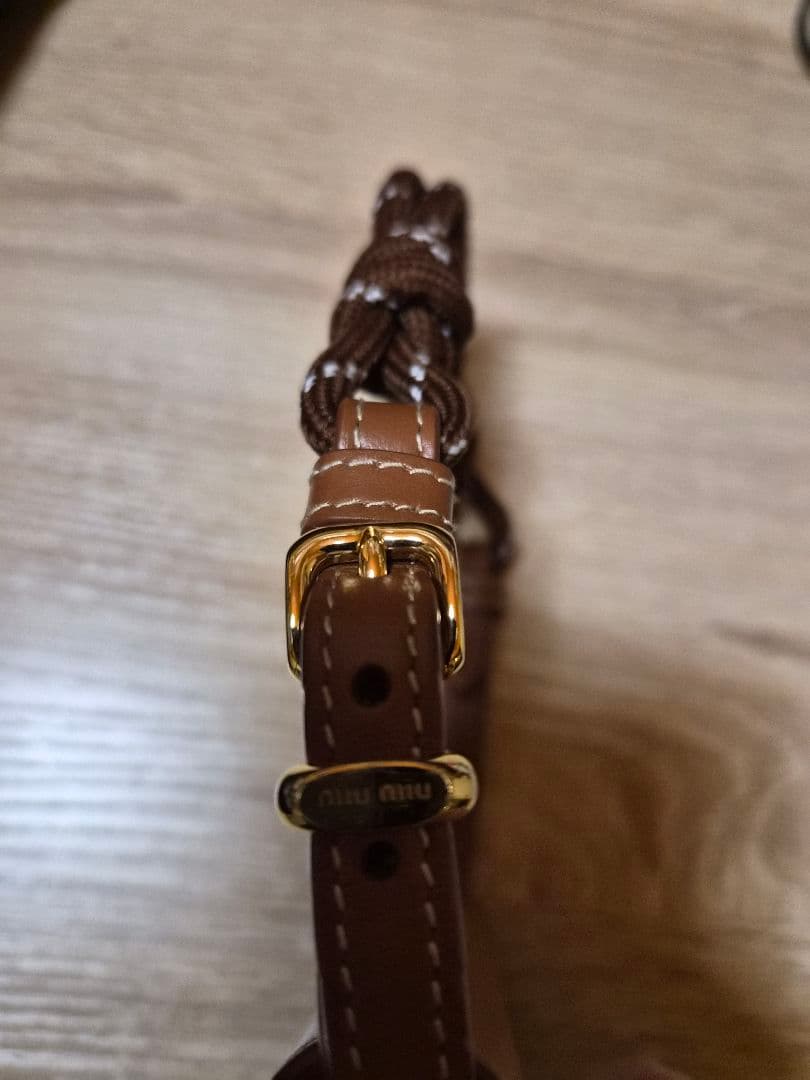 MIU MIU　レザーショルダーストラップ　財布