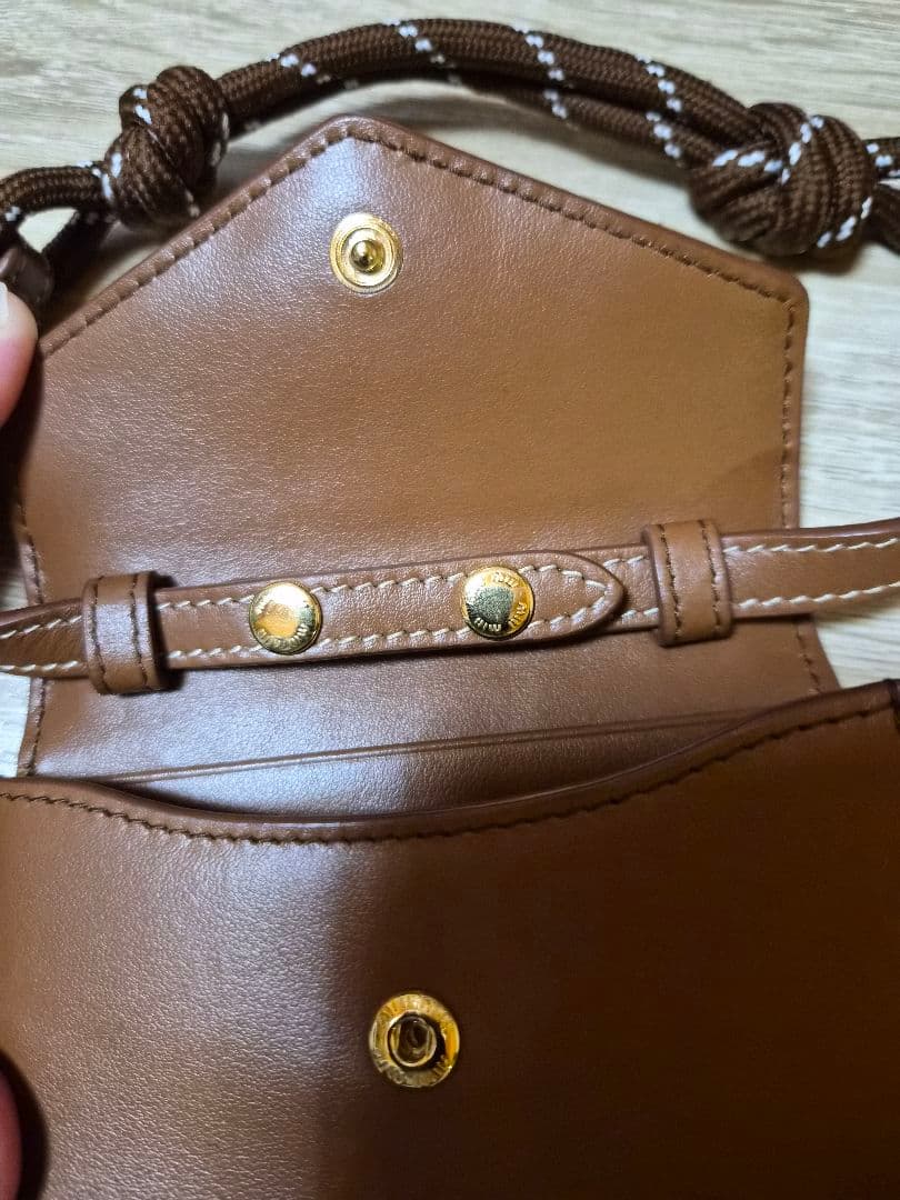 MIU MIU　レザーショルダーストラップ　財布