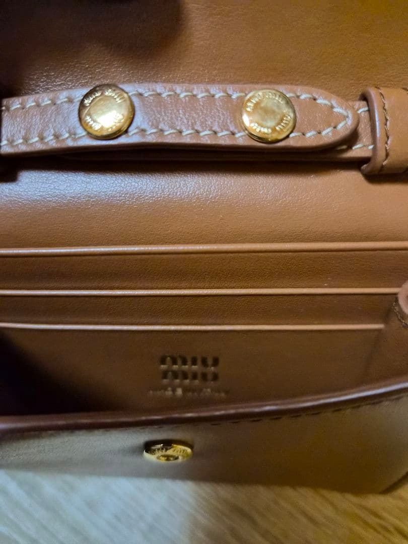 MIU MIU　レザーショルダーストラップ　財布