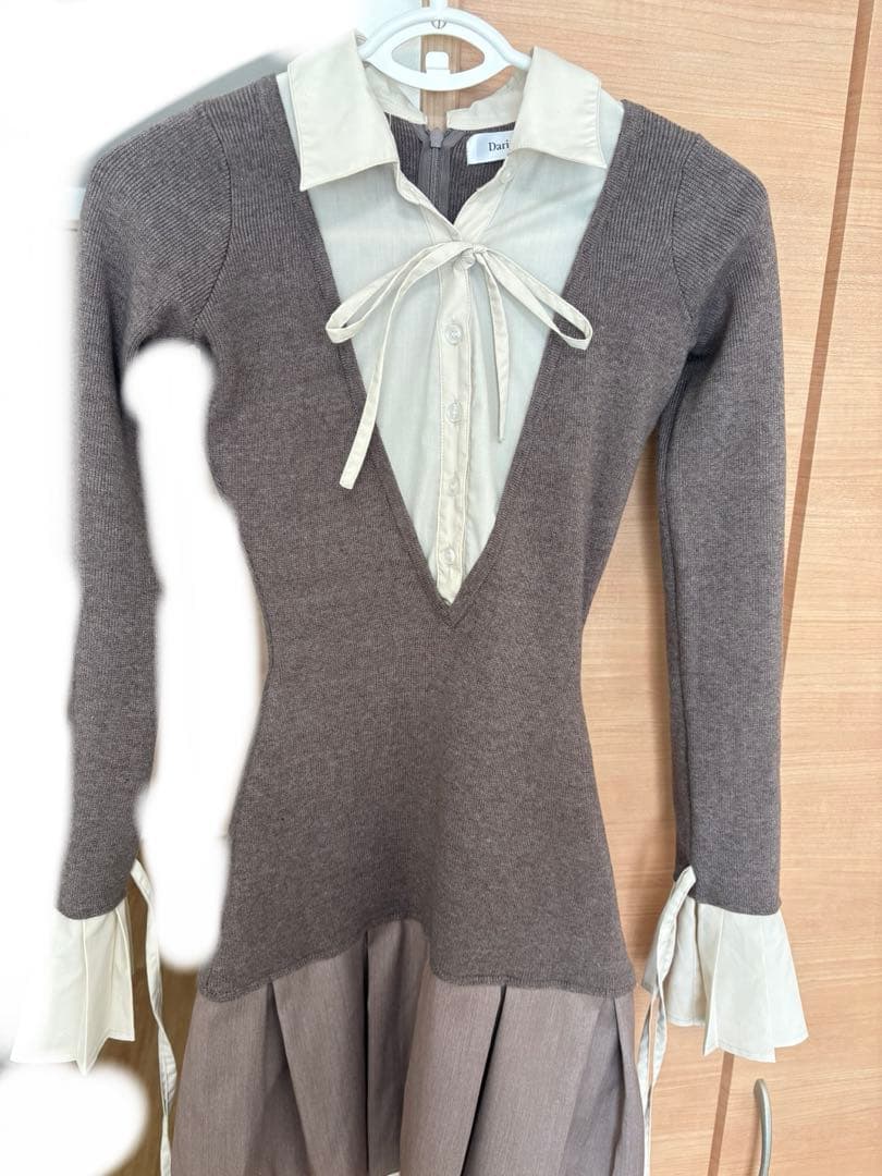 ダーリッチ シャツドッキングプリーツミニワンピース モカ　FL