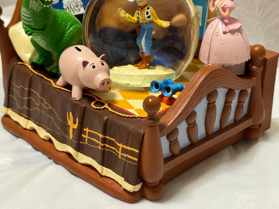 トイストーリー ベッド型 オルゴール付きスノーグローブ