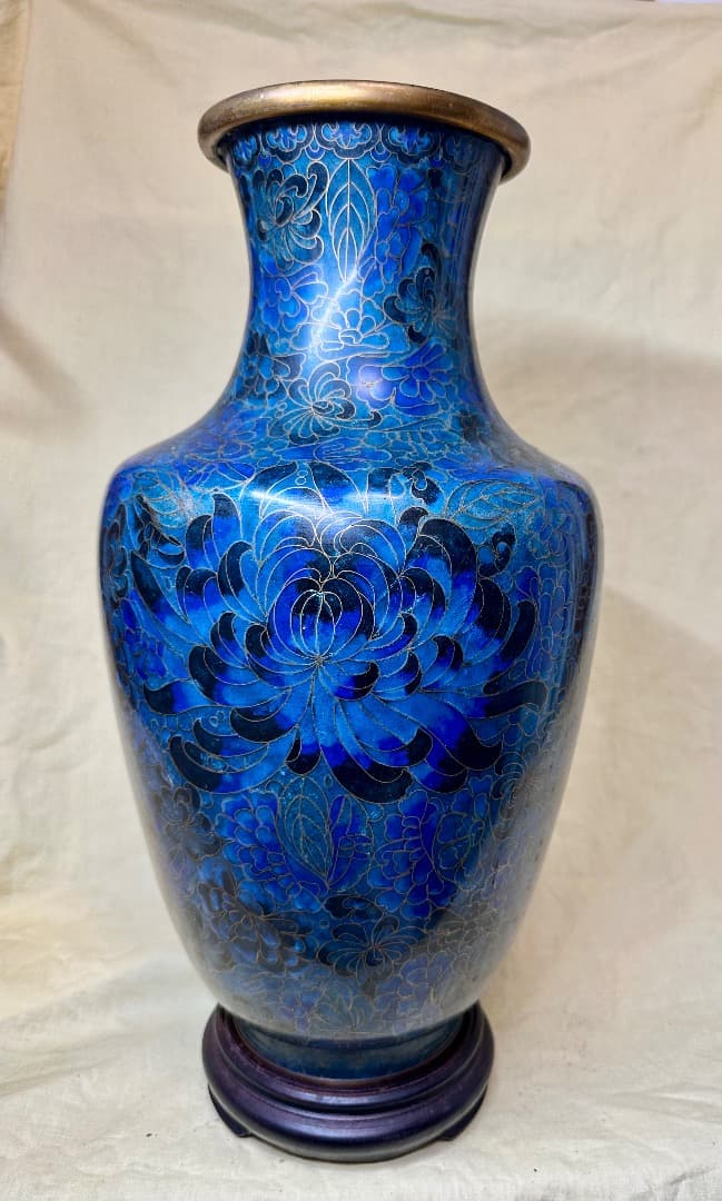 中国美術　七宝焼　 景泰藍大花瓶・細工菊花柄・台座付き