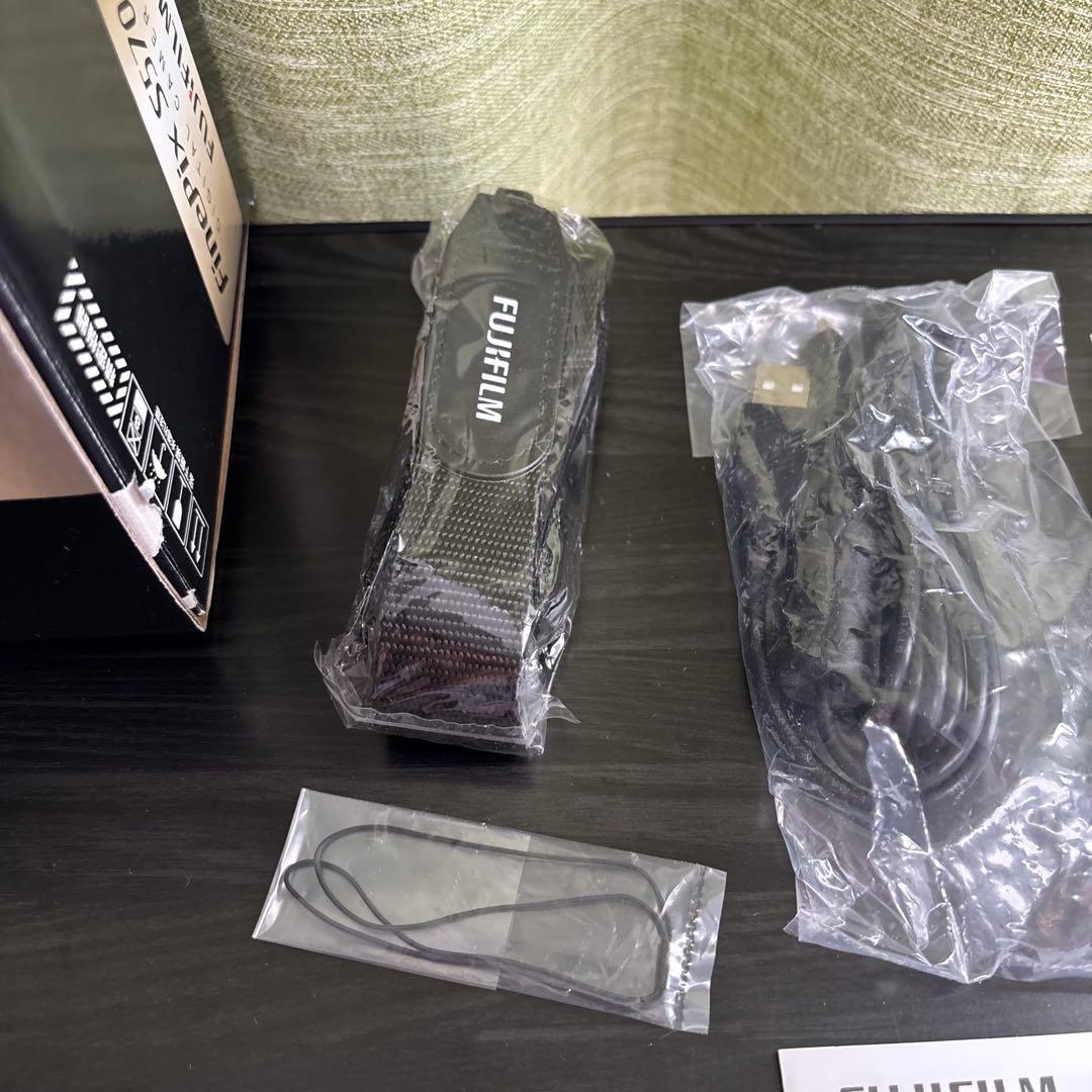 未使用品　FUJIFILM FinePix S5700 デジタルカメラ