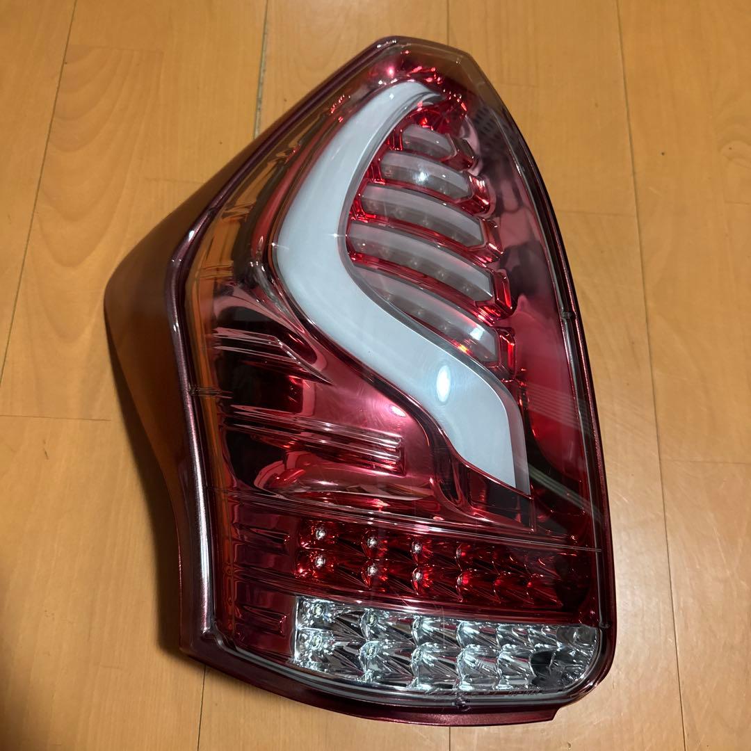 プリウスα ヴァレンティ　左　テールランプ