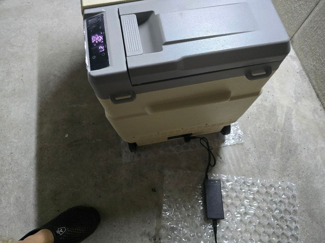 【新品未使用】車載冷蔵庫 SAMONIC 55L　バッテリー付き　カーキ色