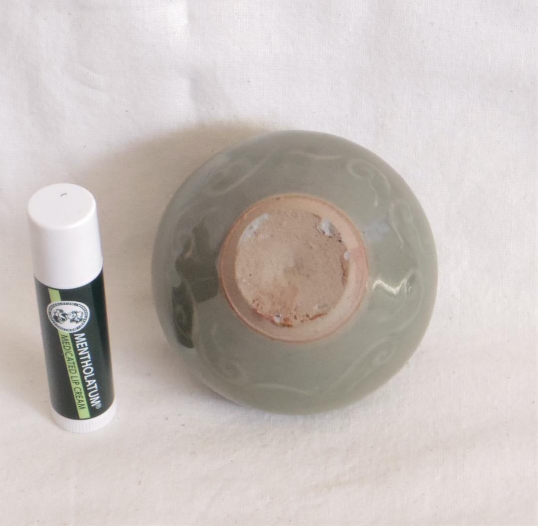 小壺　明　青磁　龍泉窯　花の陽刻　オリーブグリーン　★口に欠け、胴に擦れ