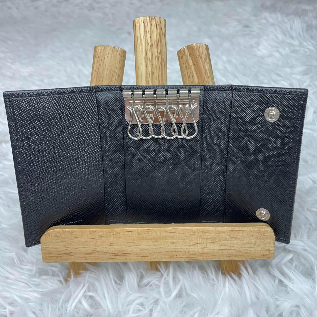 極美品✨プラダ✨6連キーケース✨三角ロゴ刻印✨サフィアーノレザー✨黒✨男女兼用