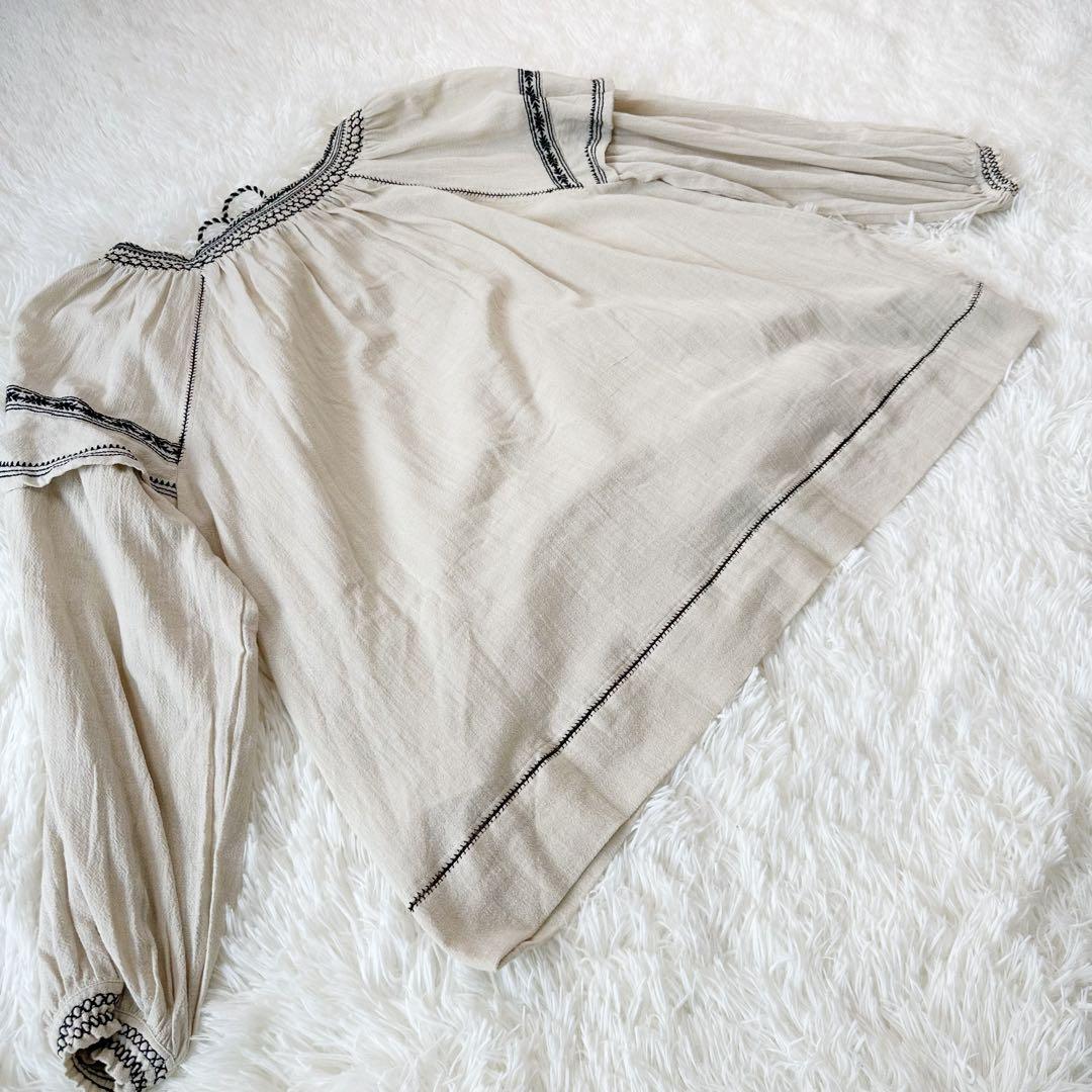 新品未使用 ハグオーワー 定価2.5万円 フォークロアスモッキング刺繍ブラウス