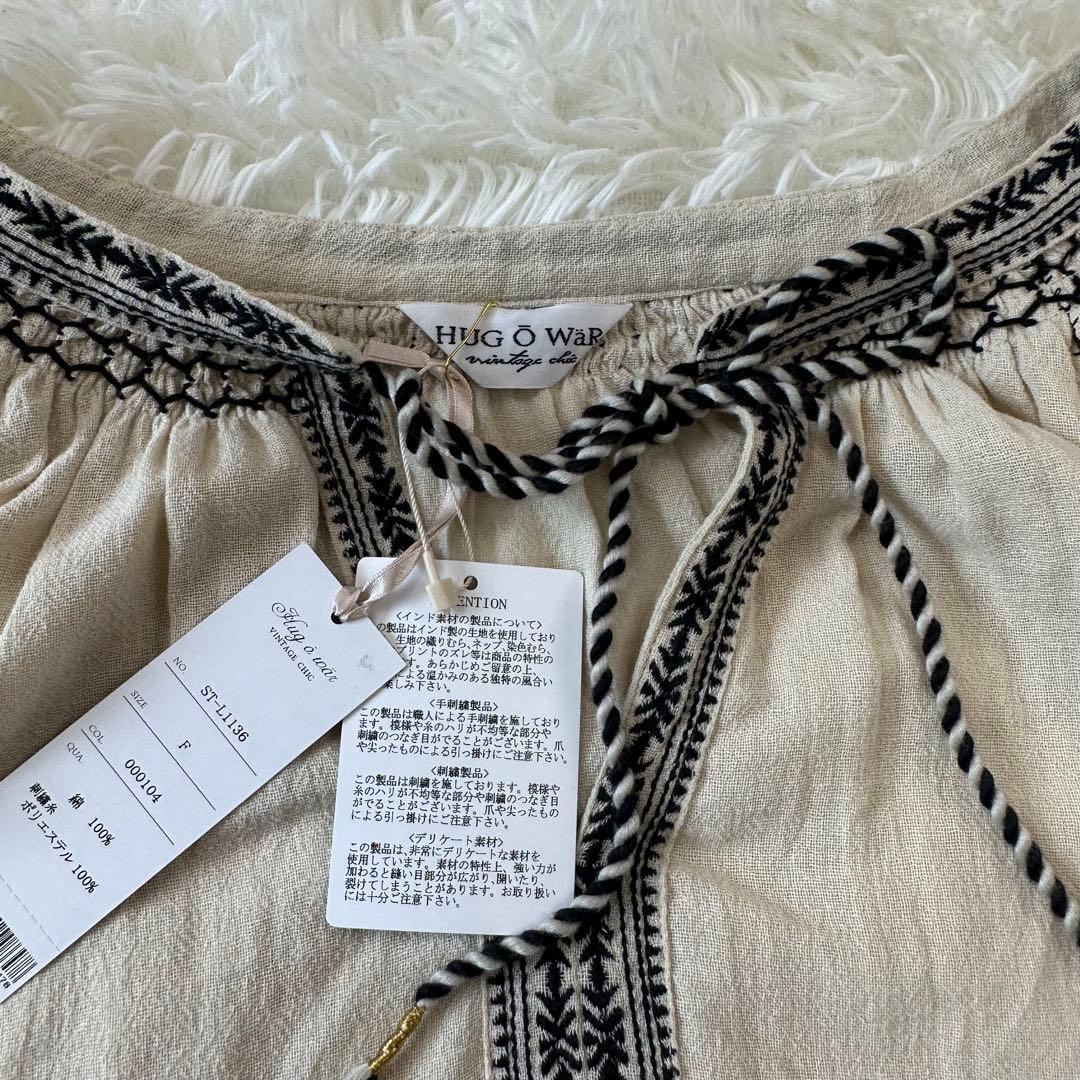 新品未使用 ハグオーワー 定価2.5万円 フォークロアスモッキング刺繍ブラウス