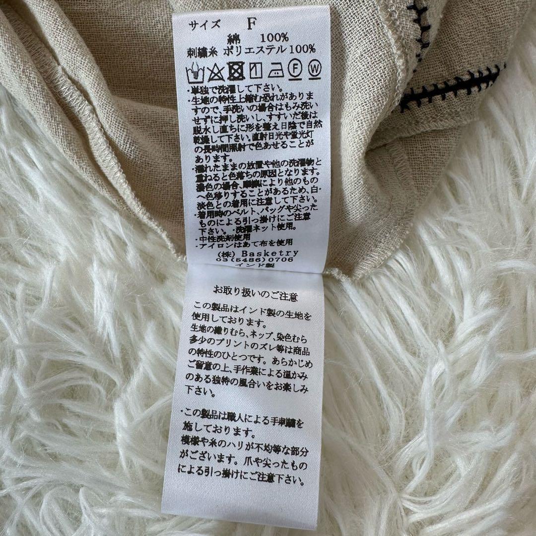 新品未使用 ハグオーワー 定価2.5万円 フォークロアスモッキング刺繍ブラウス