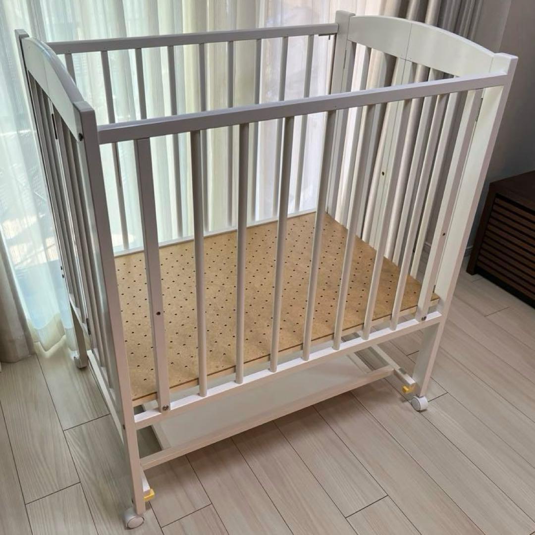 日本製のワンタッチ折りたたみハイタイプミニベビーベッド（キャスター付き）