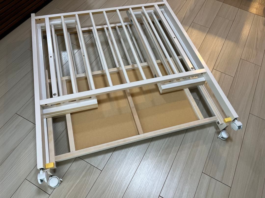 日本製のワンタッチ折りたたみハイタイプミニベビーベッド（キャスター付き）