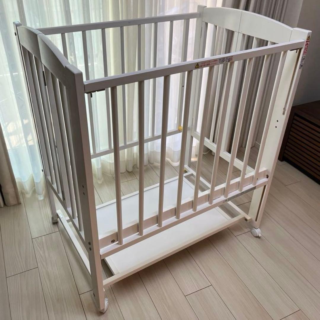 日本製のワンタッチ折りたたみハイタイプミニベビーベッド（キャスター付き）