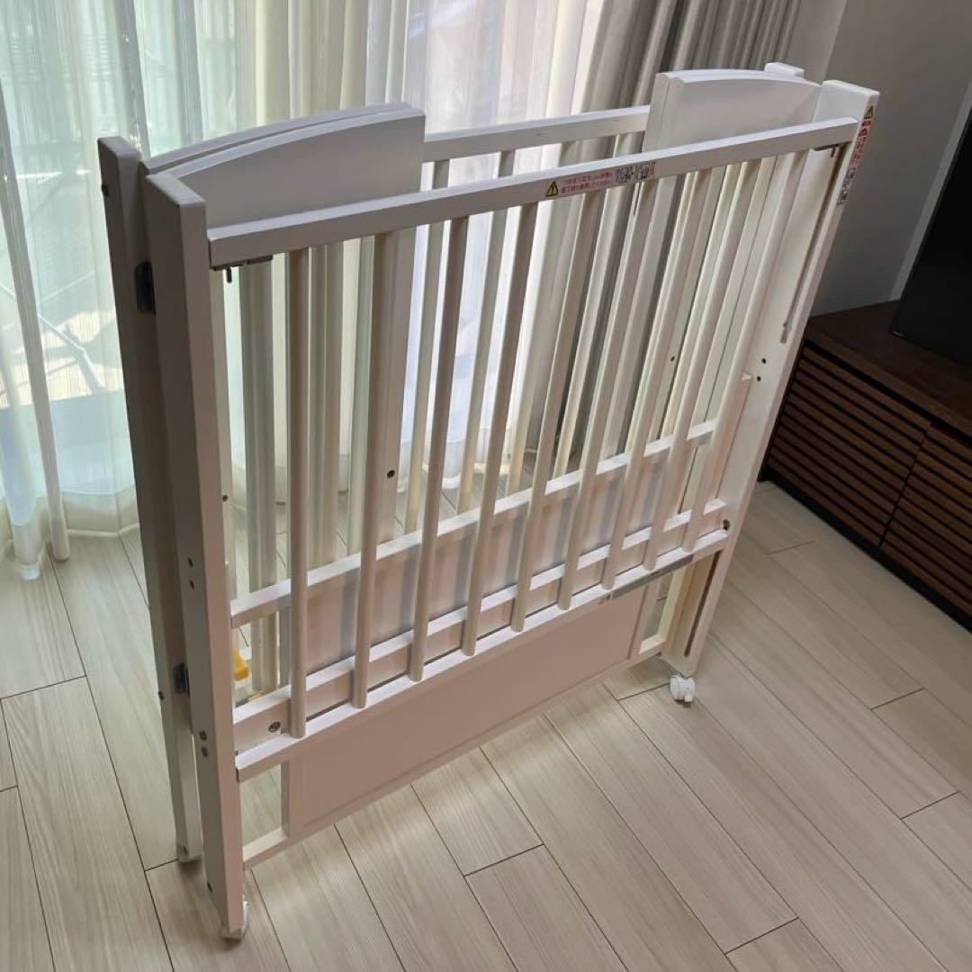 日本製のワンタッチ折りたたみハイタイプミニベビーベッド（キャスター付き）