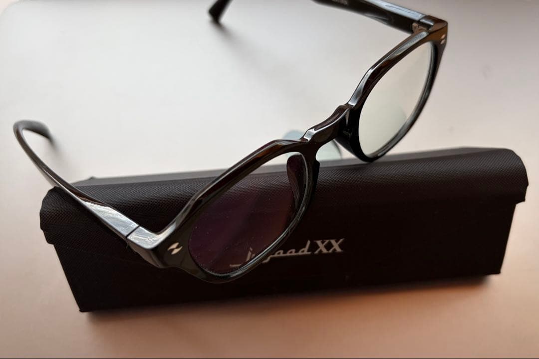 『jugaad XX』のMatira Black / 調光Grey