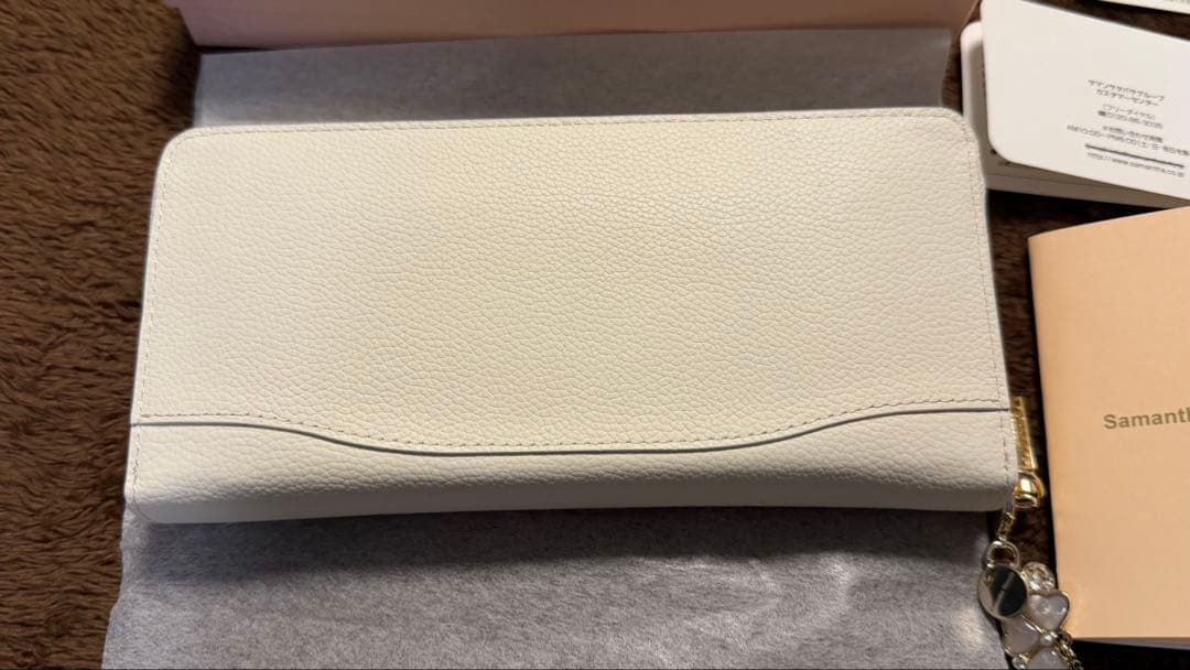 サマンサタバサ 長財布 ホワイト　チャーム付き