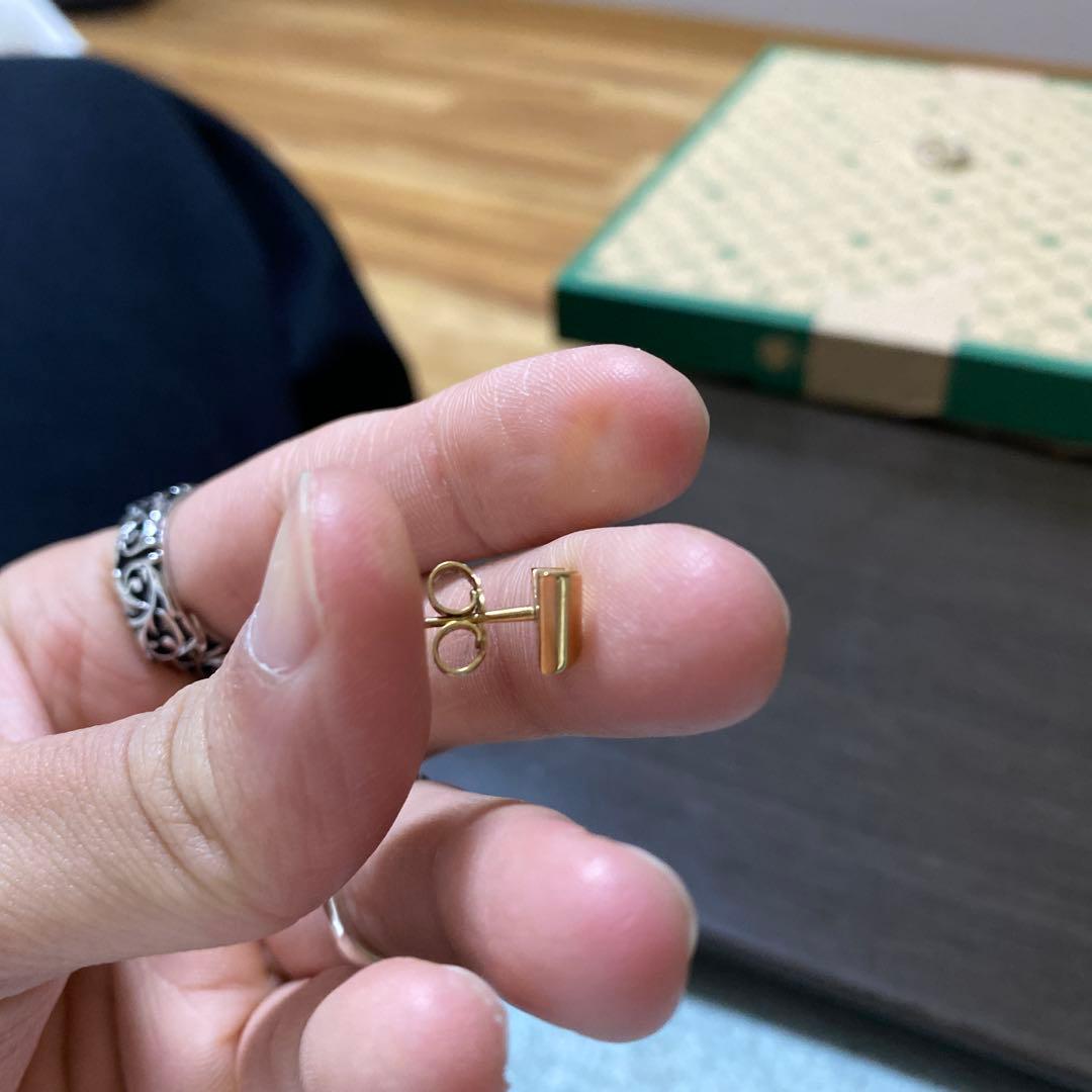 V字型ゴールドスタッドピアス　片耳