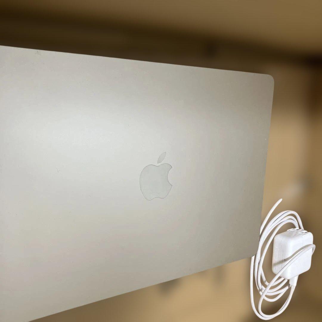 び*K様 MacBook Air 本体と充電器のみ