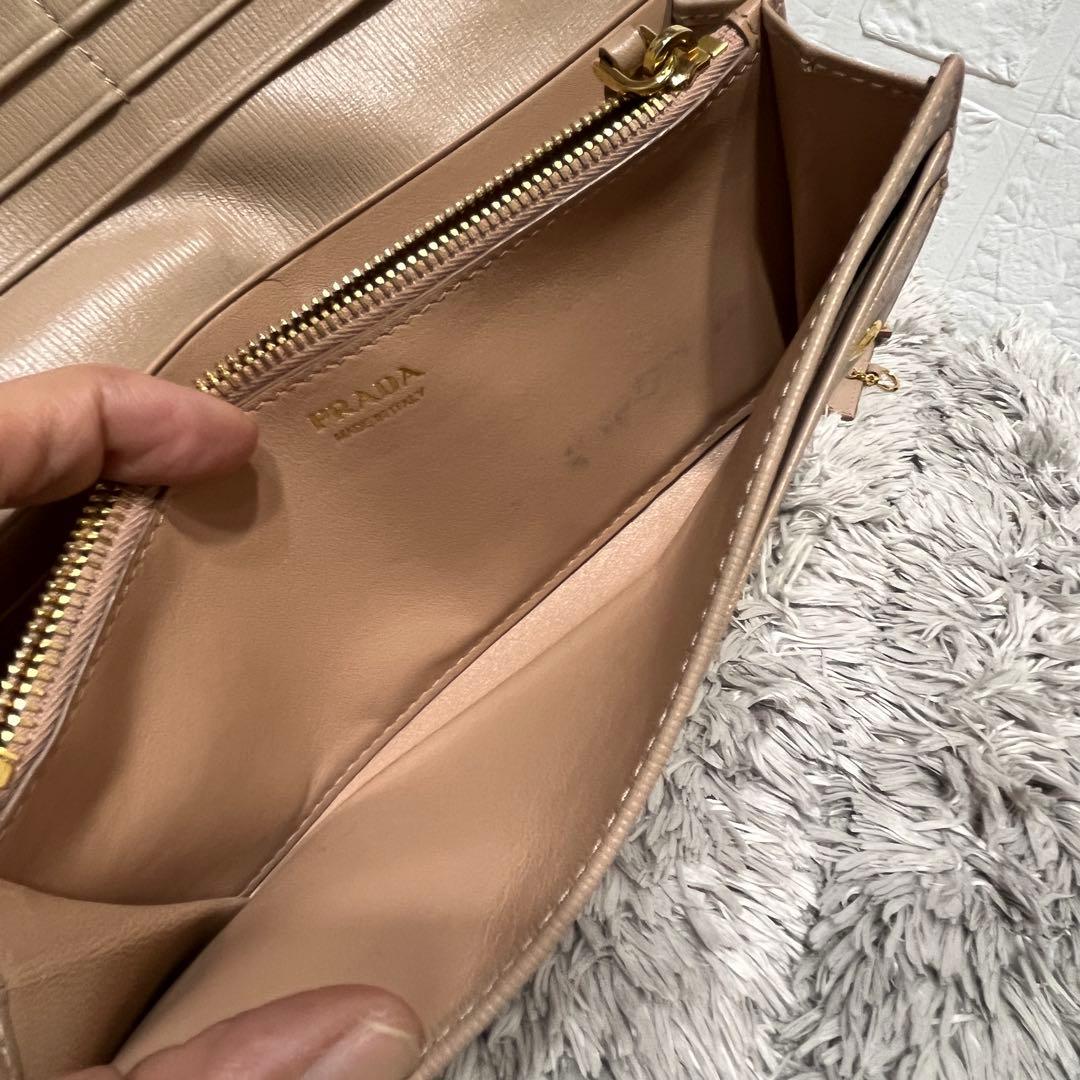 美品✨PRADA 長財布　バイカラー　メタルロゴ　カードケース　ヌードベージュ