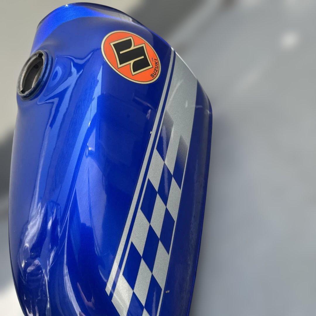 グラストラッカービックボーイスズキ 青 タンク チェッカーフラッグ