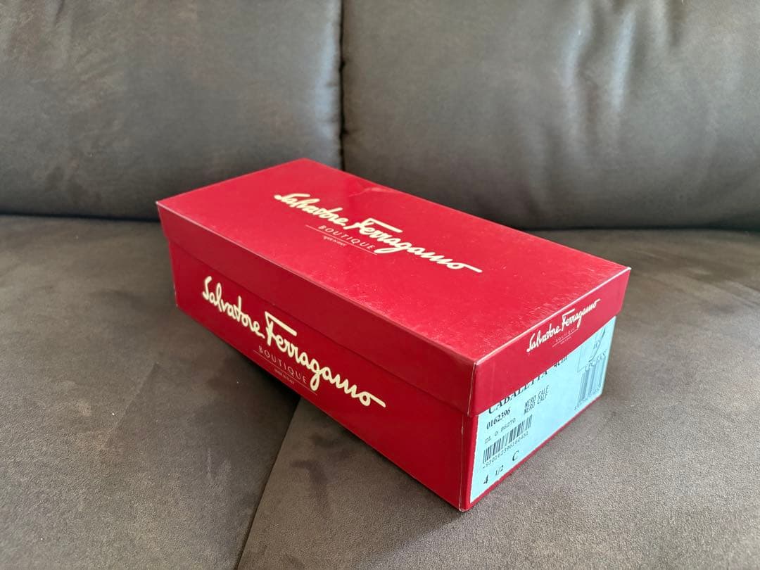 新品未使用　Salvatore Ferragamoヒール4cm ローファー