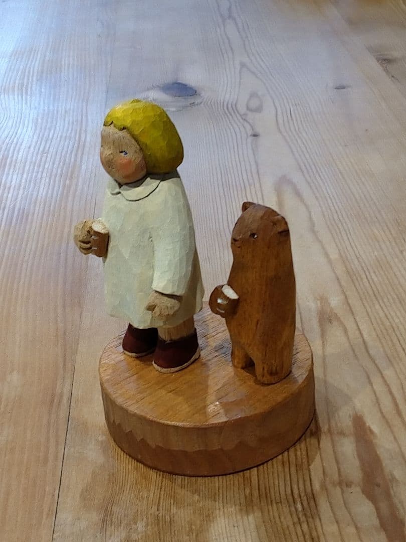江籠正樹　パンを持った女の子とクマさん　木工品
