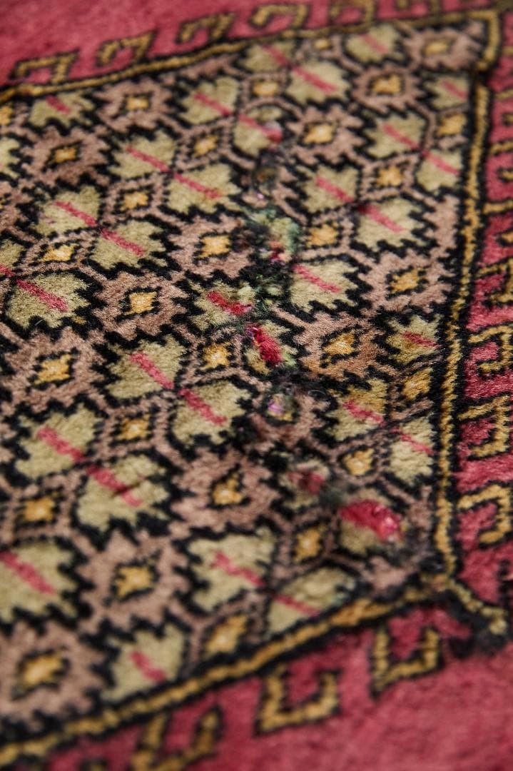 ヴィンテージラグ　トライバルラグ　パキスタン産（169×119cm）リペア跡あり