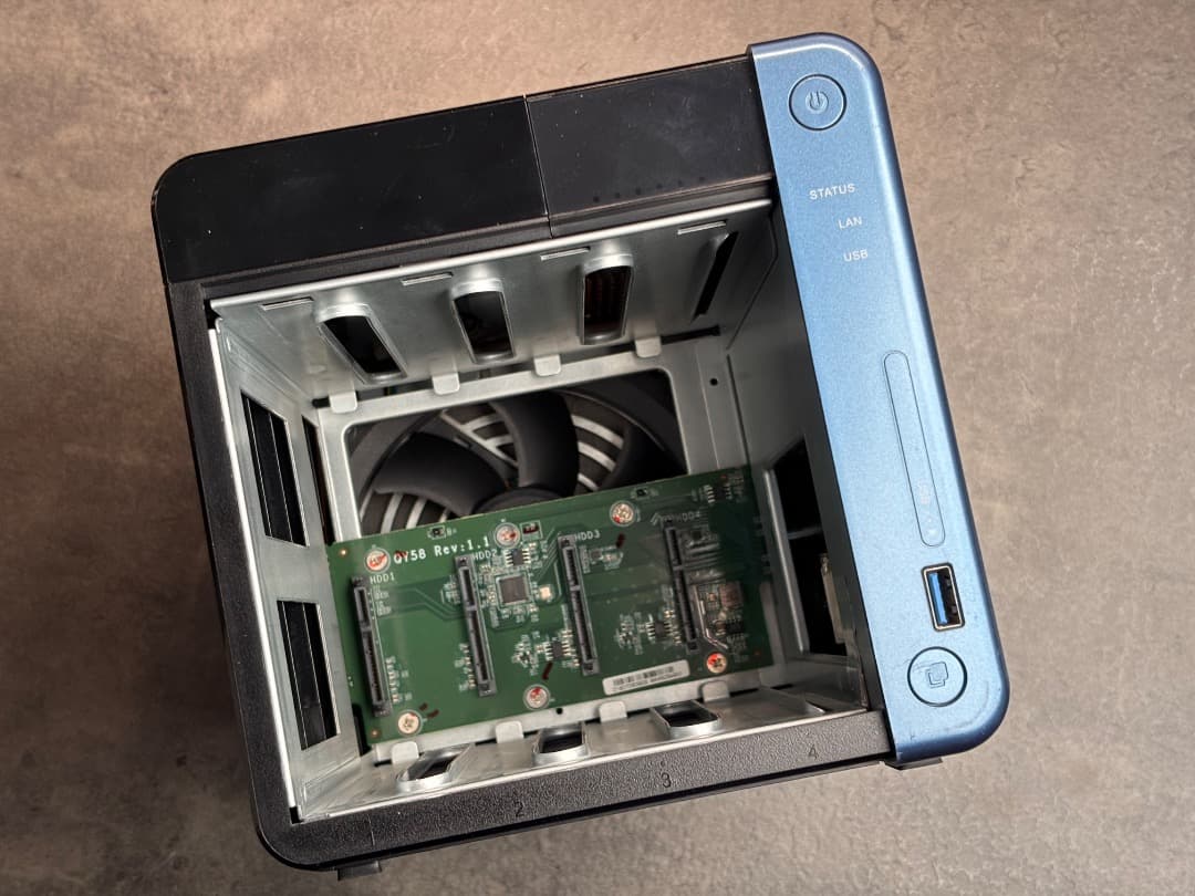 QNAP TS-453Be NAS 本体（10GbE・メモリ8GB拡張済み）