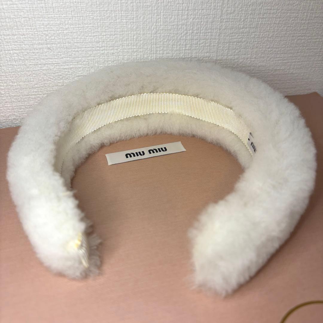 ミュウミュウ miumiu ホワイト ムートン ファー カチューシャ ヘア 白