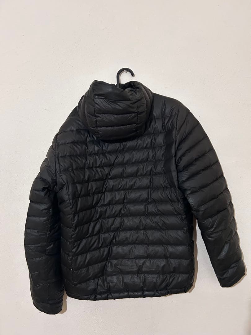 パタゴニア　黒 フード付きダウンジャケット