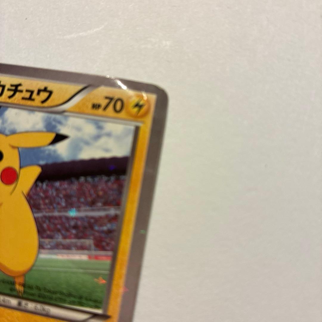 XY-P ピッチのピカチュウ_Jリーグ「ファミリー Joinデイズ」 笑顔版 …