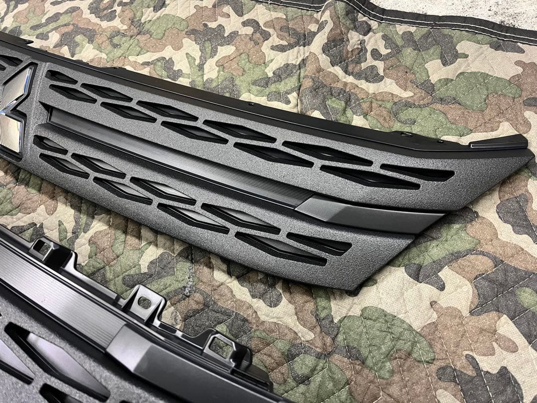 かあず新型デリカD5 後期　フロントグリル フォグベゼル　ラプター塗装