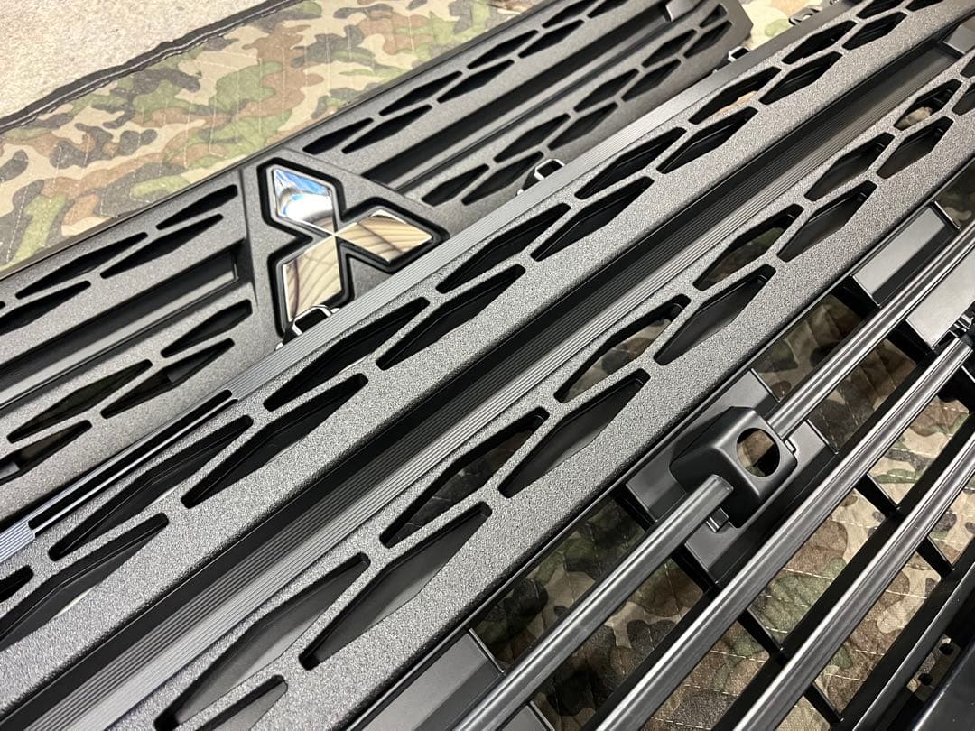 かあず新型デリカD5 後期　フロントグリル フォグベゼル　ラプター塗装