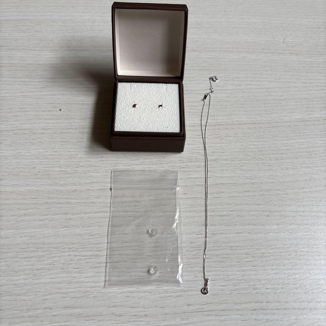 ダイヤモンドペンダントネックレス、ゴールドピアス