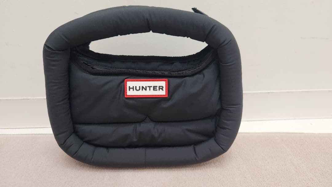 HUNTER パファーミニ ホーボー ブラック ショルダーバッグ