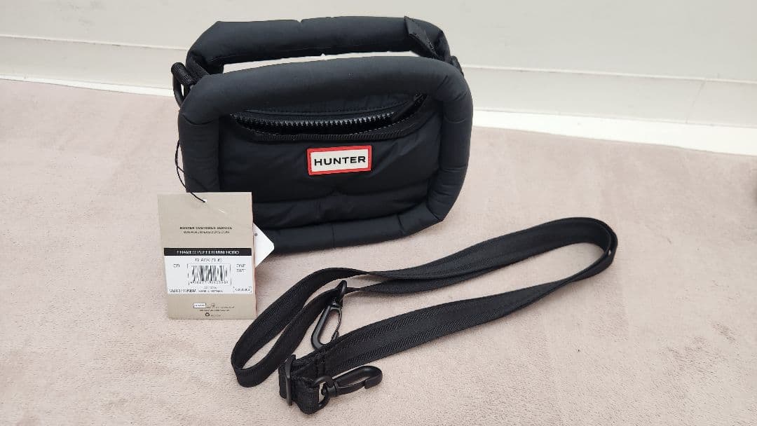 HUNTER パファーミニ ホーボー ブラック ショルダーバッグ