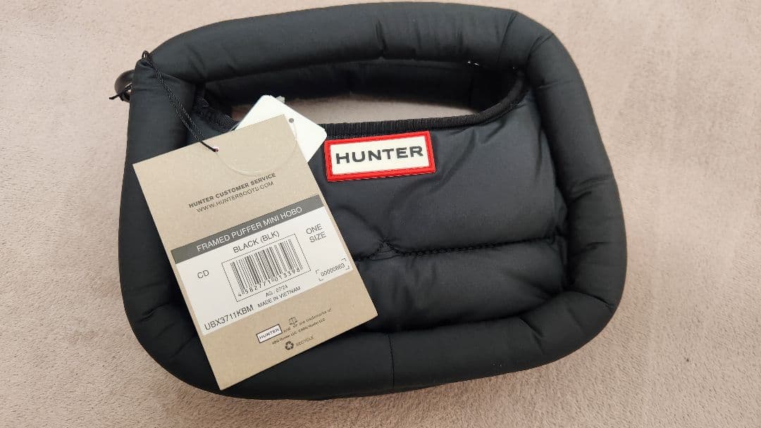 HUNTER パファーミニ ホーボー ブラック ショルダーバッグ