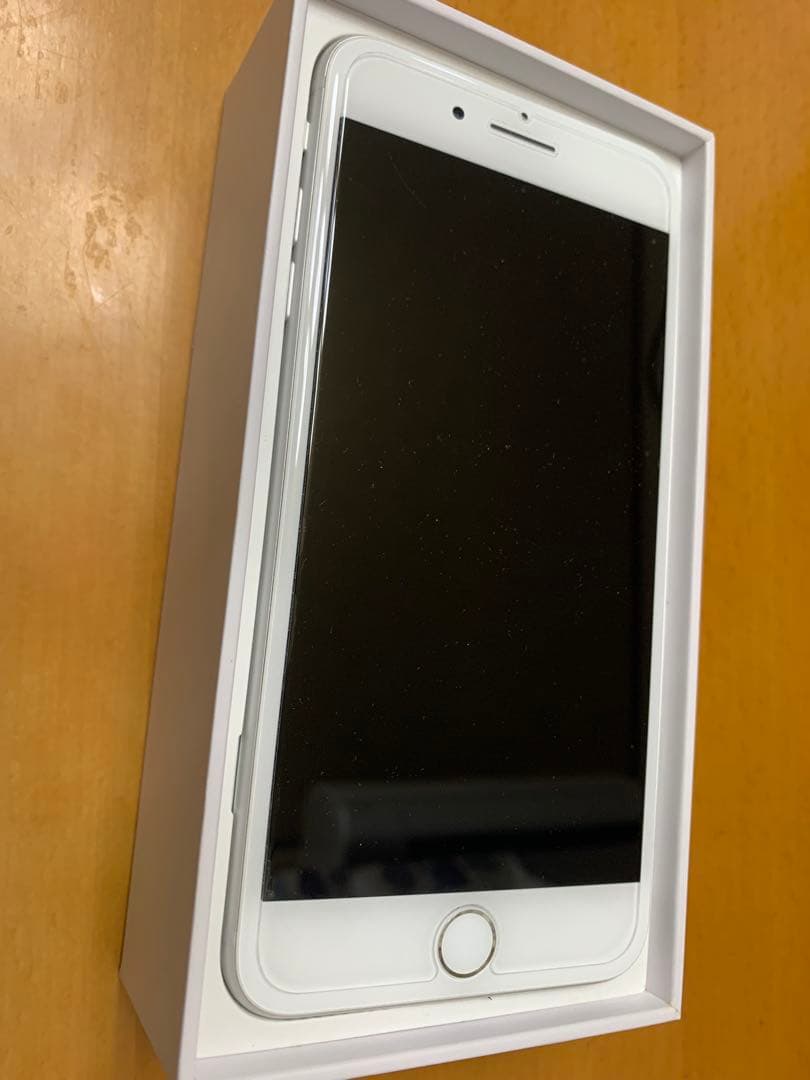 再値引■iPhone8 plus 64GB Silver SIMフリー　背面割れ