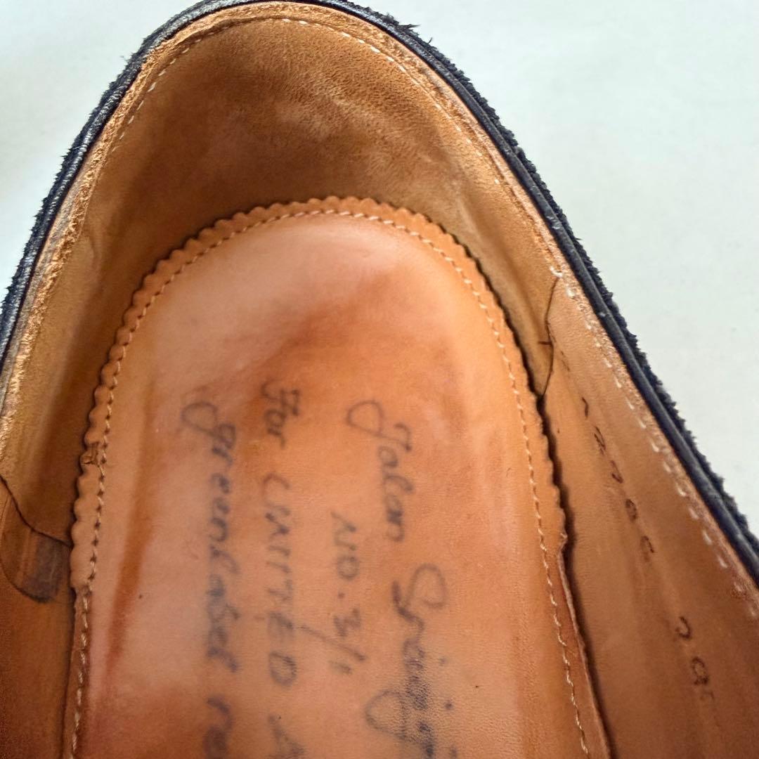 ジャランスリワヤ　スウェード　黒　内羽根　パンチドキャップトゥ　ストレートチップ