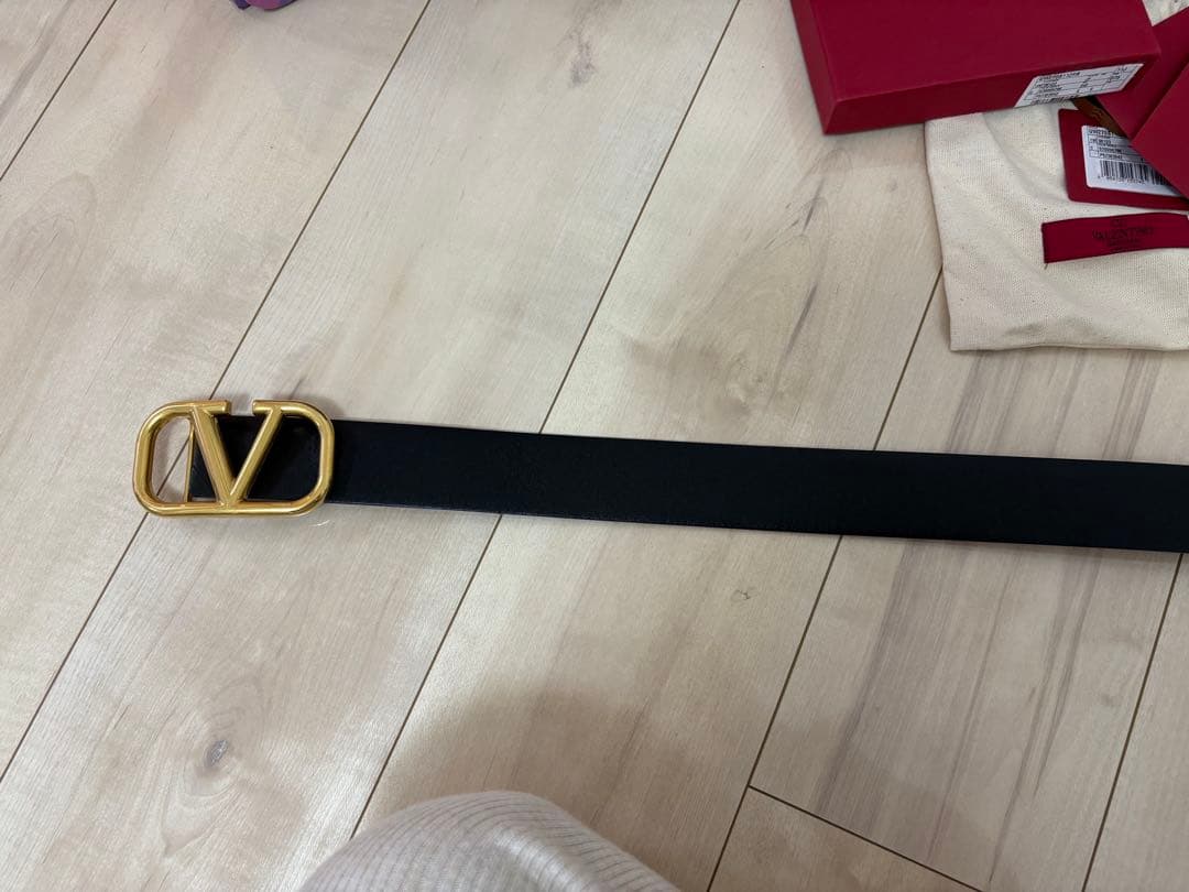 Vロゴ シグネチャー シャイニーカーフスキン リバーシブルベルト 40MM