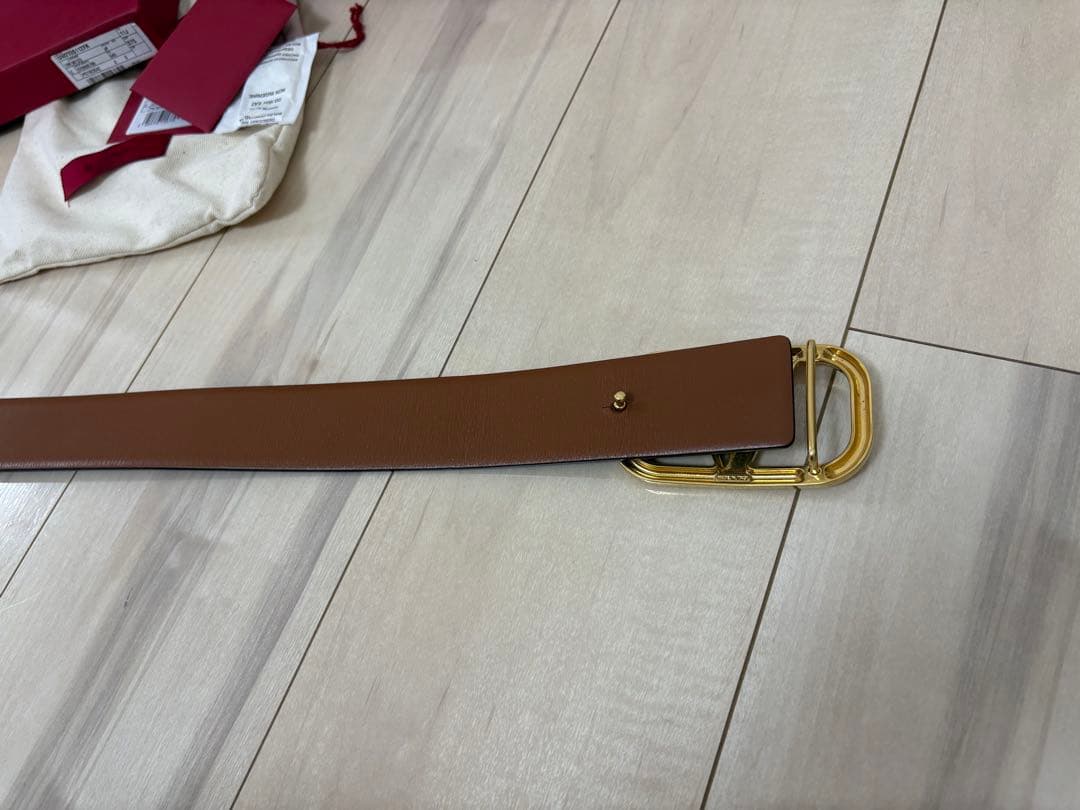 Vロゴ シグネチャー シャイニーカーフスキン リバーシブルベルト 40MM